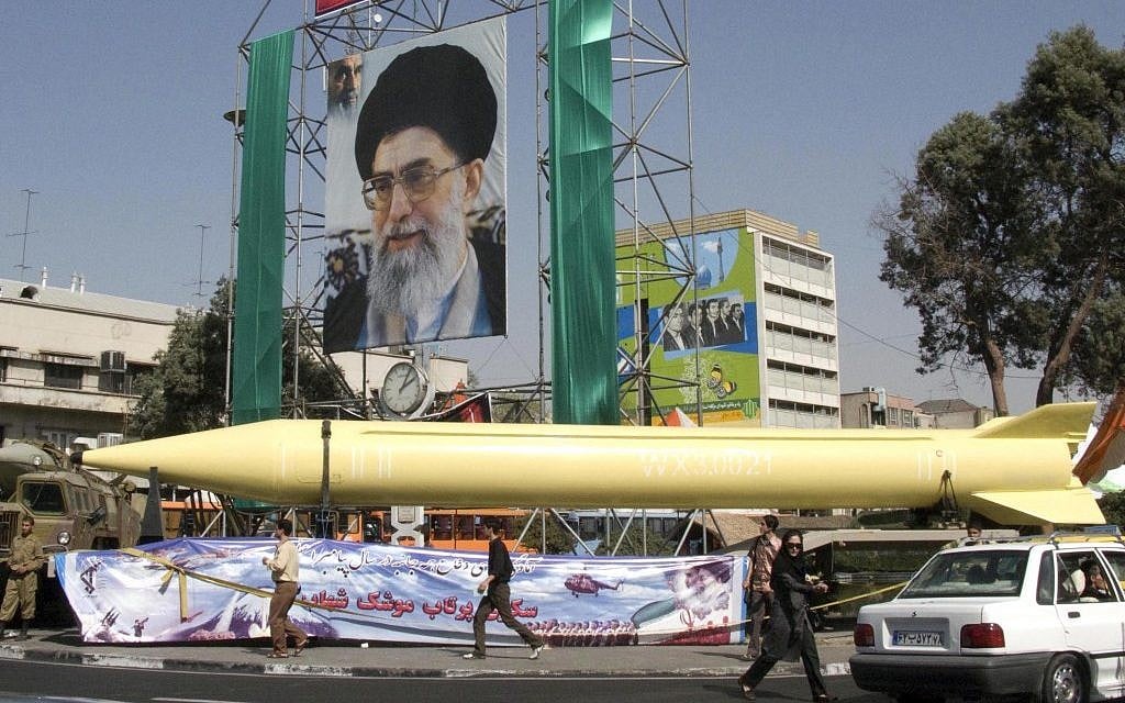Irã desafia o Ocidente e ameaça retomar programa nuclear sem supervisão