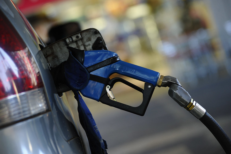 Com medo do fechamento do Estreito de Ormuz, governo antecipa aumento de etanol na gasolina