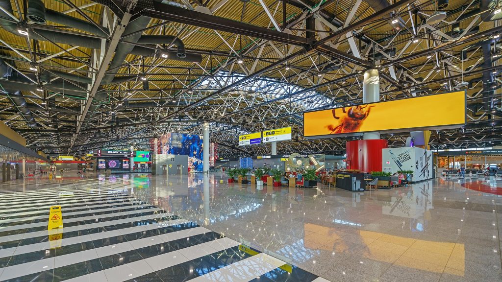 SAVIN, A. Saguão do Terminal B em sua forma atual – Aeroporto Internacional de Sheremetyevo, Moscou. Wikimedia Commons, 15 out. 2020.