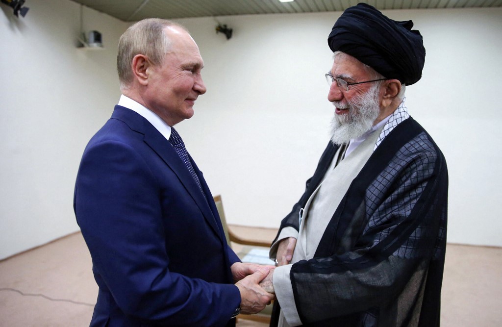 A handout photo provided by the Iranian Supreme Leader Ayatollah Ali Khamenei's office shows him (R) receiving Russian President Vladimir Putin in Tehran, on July 19, 2022. - Russian President Vladimir Putin arrived in Tehran for talks on the Syrian war at a three-way summit overshadowed by fallout from his country's war on Ukraine. (Photo by KHAMENEI.IR / AFP) / === RESTRICTED TO EDITORIAL USE - MANDATORY CREDIT "AFP PHOTO / HO / KHAMENEI.IR" - NO MARKETING NO ADVERTISING CAMPAIGNS - DISTRIBUTED AS A SERVICE TO CLIENTS ===